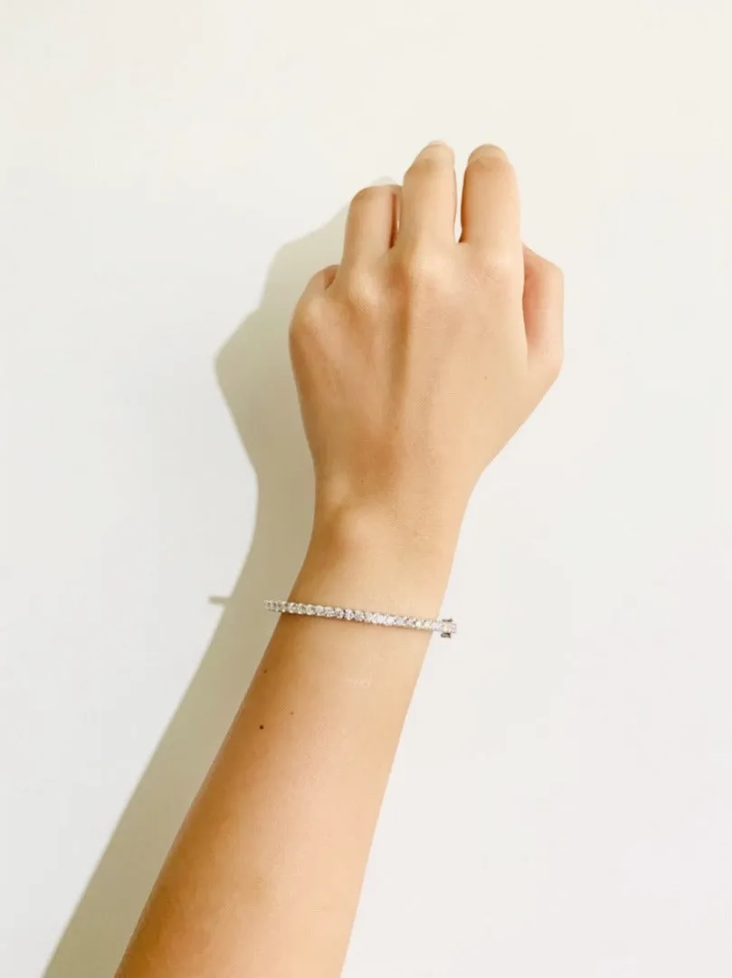 18K White Gold Diamond Bangle